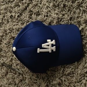 La dodgers hat signed by Austin Barnes